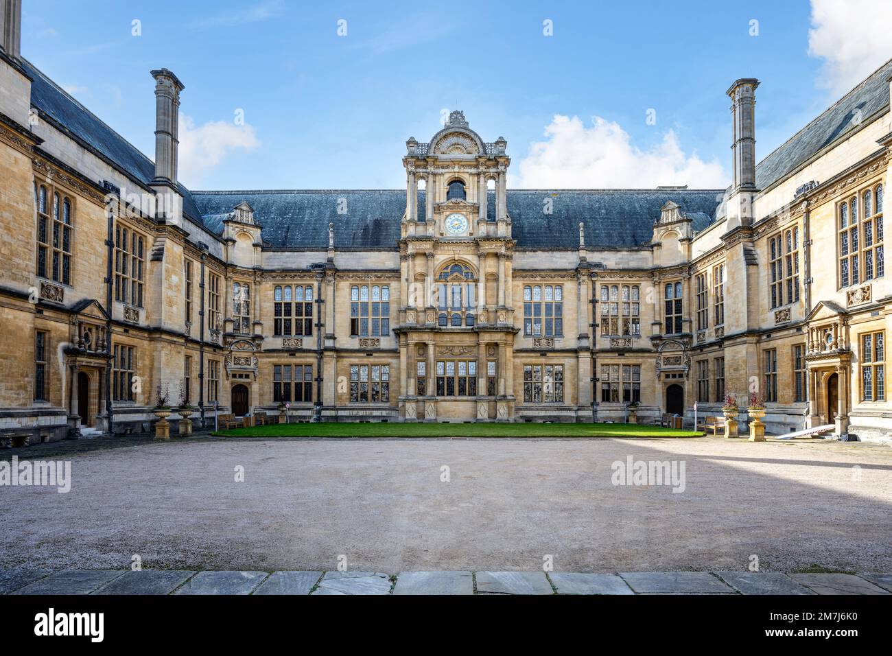 Il motto dell'università di Oxford dominus illuminatio mea scolpito sotto l'orologio sulle scuole di esame che costruiscono quadrangolo esterno Foto Stock