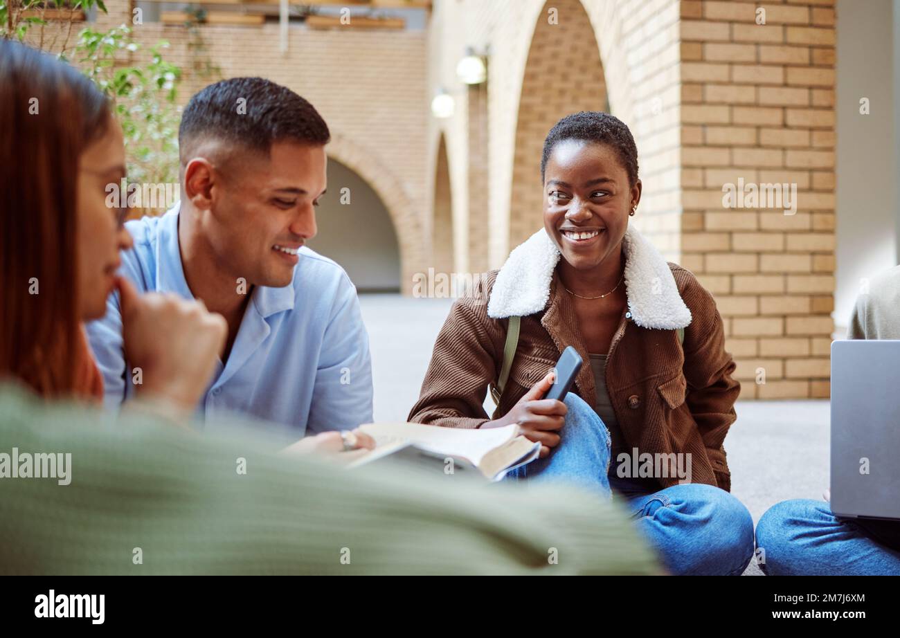 Gruppo felice, studenti e formazione con studio per esame, squadra e discussione con la comunicazione sulla carta. Apprendimento, borse di studio e college Foto Stock