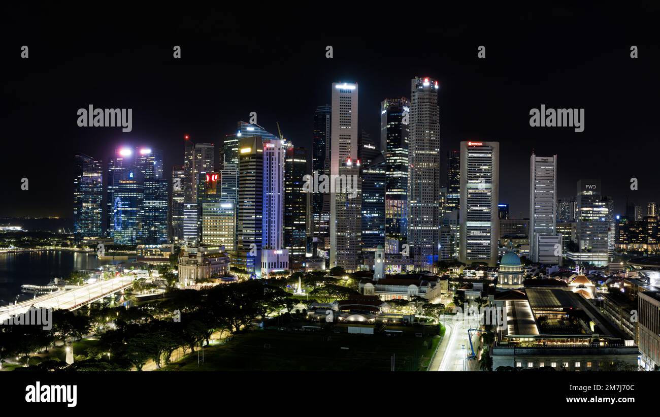 Singapore - 2nd Dicembre 2022: Vista notturna dei grattacieli del quartiere Centrale degli Affari di Singapore con il club di cricket di Singapore e Na Foto Stock
