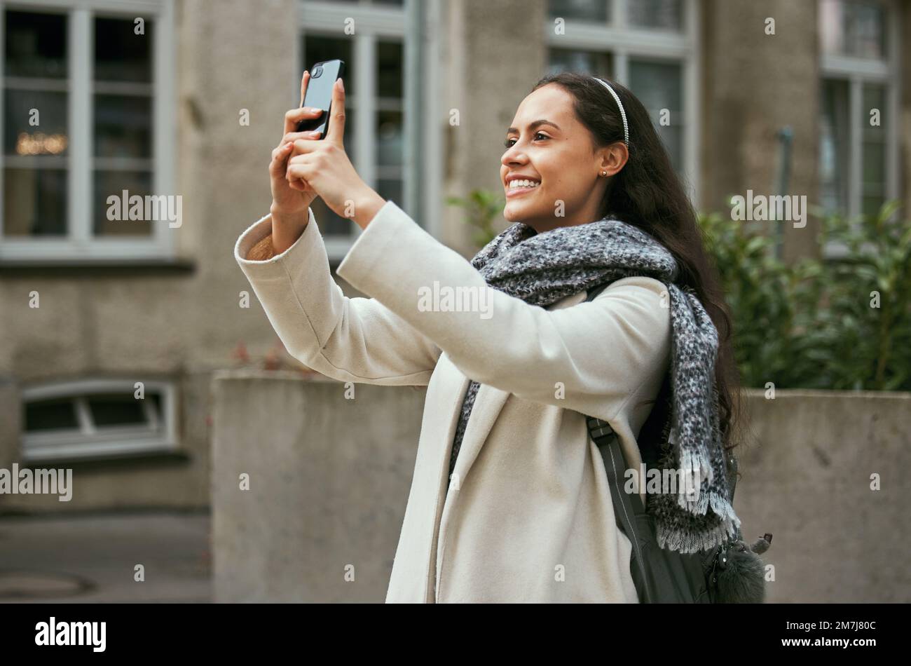 Viaggi, turismo e telefono con una donna in città scattare una fotografia mentre si viaggia in vacanza o in vacanza. Turista, viaggiatore e mobile con un Foto Stock
