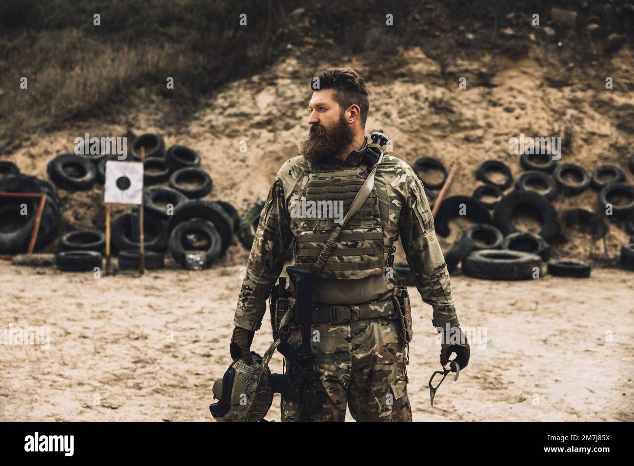 Un uomo in uniforme militare con un fucile Foto Stock