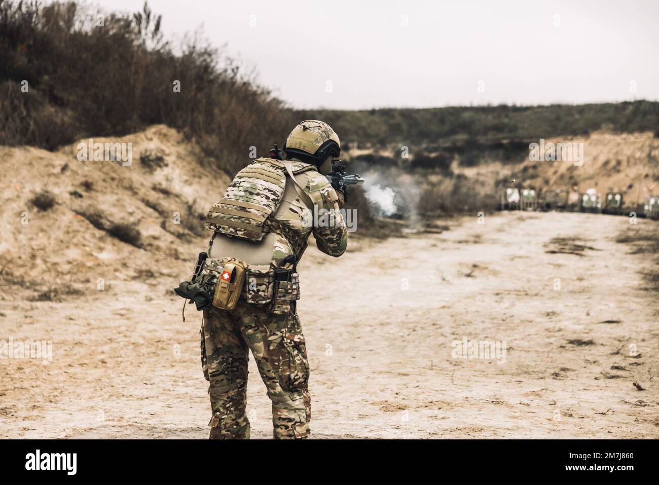 Un uomo in uniforme militare con un fucile Foto Stock