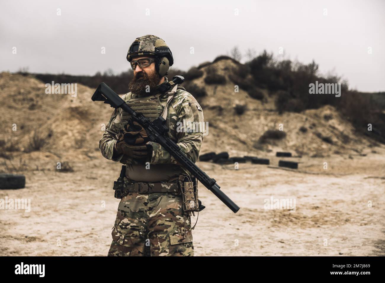 Un uomo in uniforme militare con un fucile Foto Stock