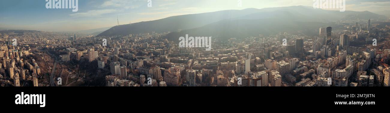 Vista panoramica aerea dal drone della città di Tbilisi Georgia. Foto Stock