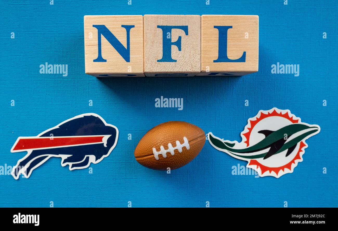 9 gennaio 2023, New York, USA. Emblemi delle squadre di calcio che partecipano ai playoff NFL Miami Dolphins e Buffalo Bills. Foto Stock