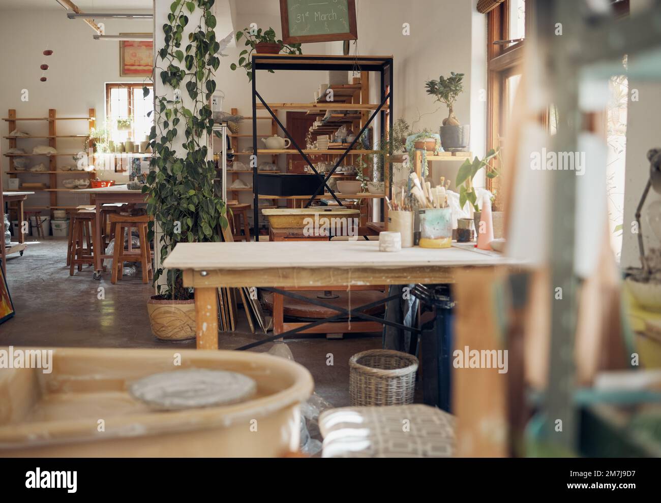 Interni, ceramiche e bottega di piccole imprese in arte ceramica, artigianato o studio creativo di startup business. Stazione di lavoro vuota di una sala artistica Foto Stock