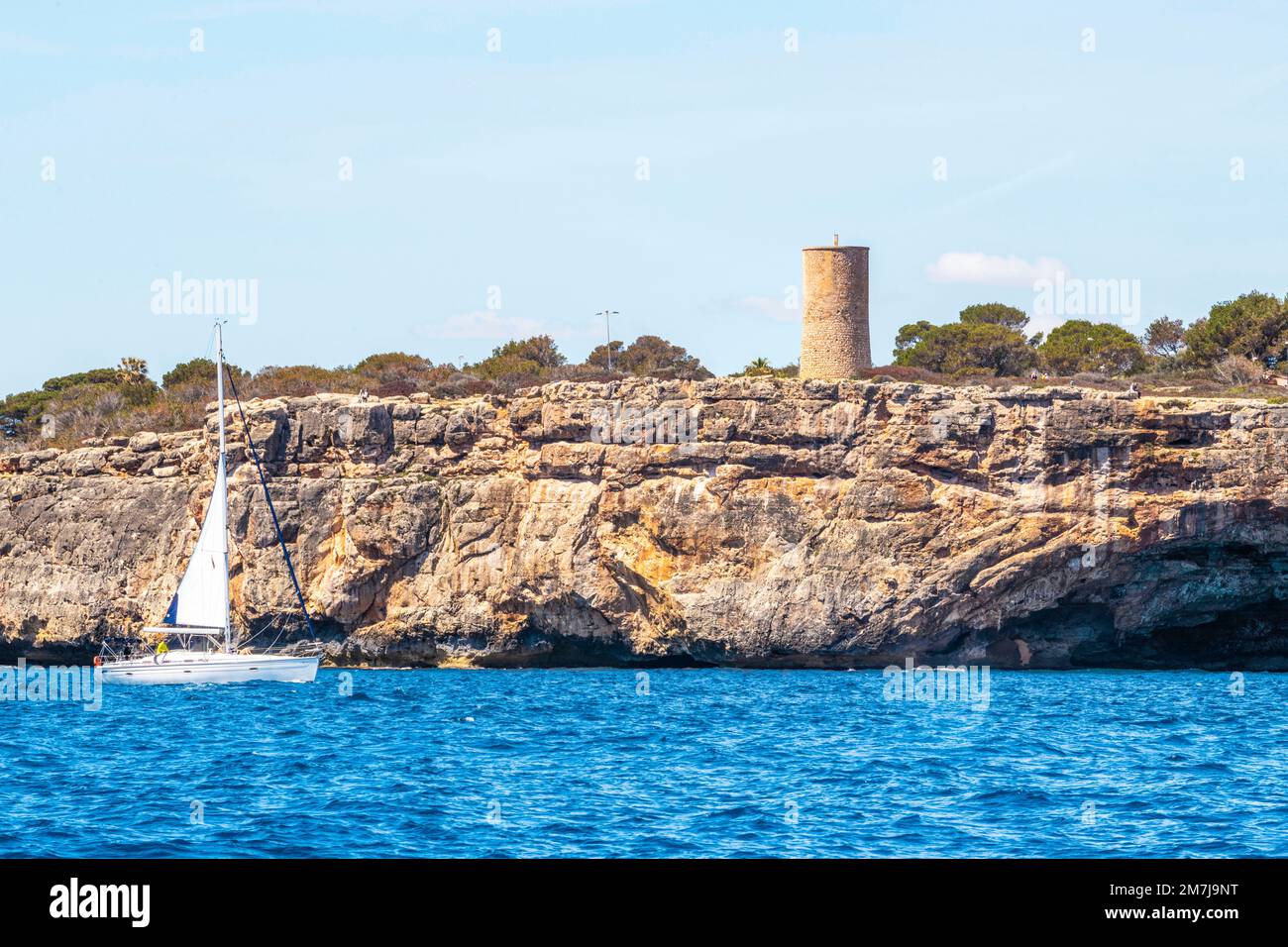 Dal 16th ° secolo, la torre di osservazione chiamata 'SA Torre dels Falcons' ha sorvegliato la baia di Porto Cristo sulla costa orientale di Maiorca. Foto Stock