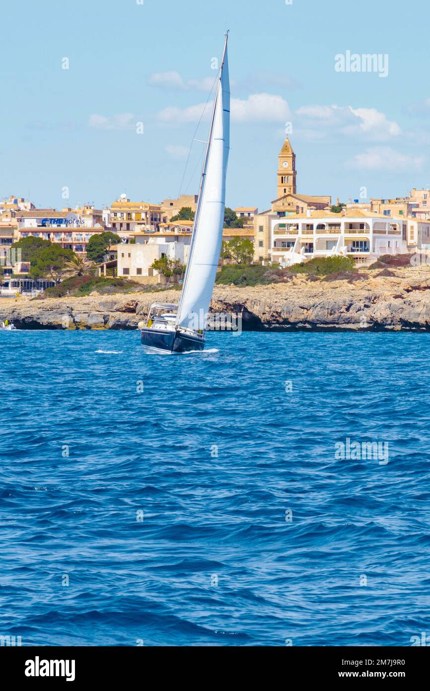 Gita in barca al largo di Porto Cristo sulla costa orientale di Maiorca. Foto Stock