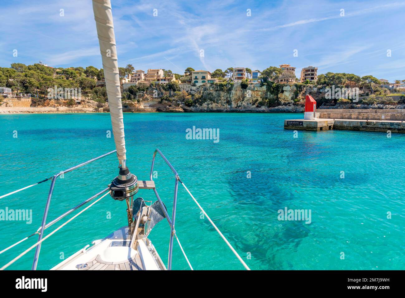 Partenza per una gita in barca a vela dalla baia di Porto Cristo, Maiorca. Foto Stock
