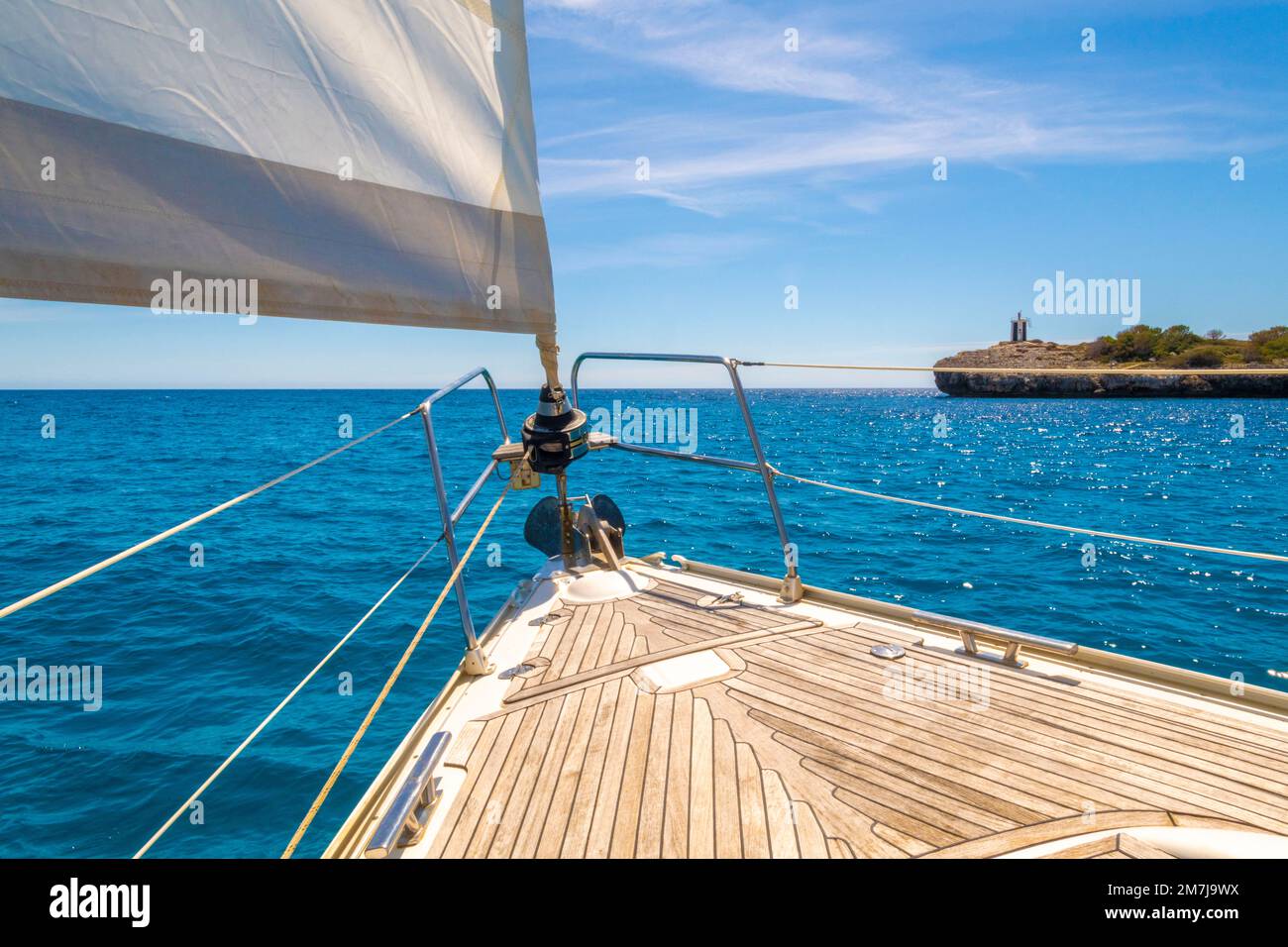 Partenza per una gita in barca a vela dalla baia di Porto Cristo, Maiorca. Sulla destra, il faro sulla roccia Morro de SA Carabassa. Foto Stock