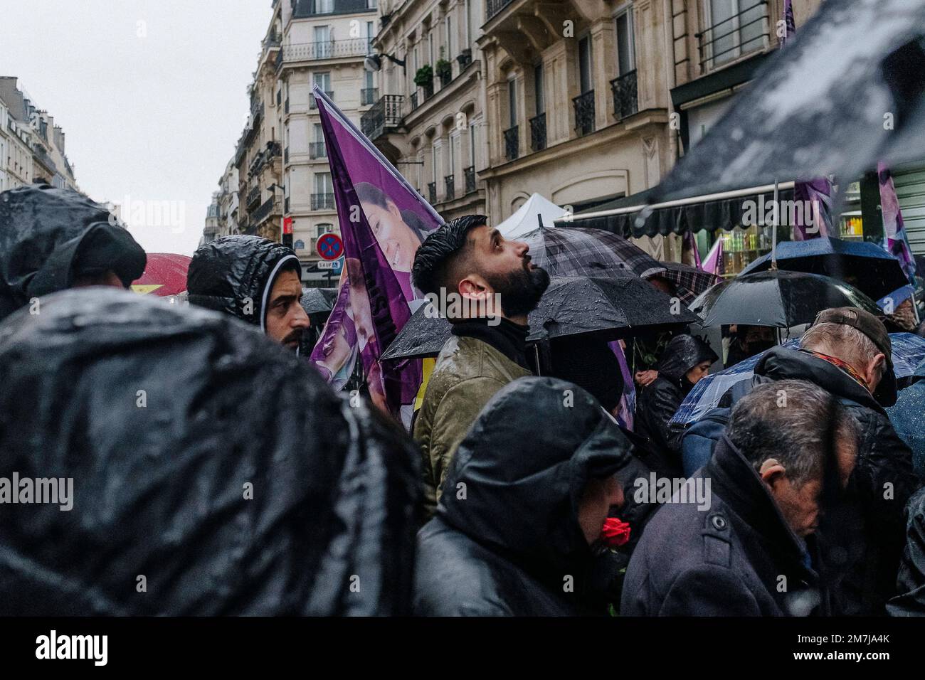 Parigi, Francia. 09th Jan, 2023. Jan Schmidt-Whitley/le Pictorium - commemorazione del 10th° anniversario dell'assassinio di 3 attivisti curdi a Parigi nel gennaio 2013 - 9/1/2023 - Francia/Parigi/Parigi - diverse dozzine di attivisti curdi e i loro sostenitori si sono riuniti di fronte a rue Lafayette 147 per rendere omaggio ai tre attivisti curdi assassinati Il 9 gennaio 2013. I servizi segreti turchi, il MIT, sono considerati come i probabili sponsor della giustizia francese. I funzionari eletti parigini, come Anne Hidalgo, sono presenti per dimostrare la loro solidarietà. Credit: LE PICTORIUM/Alamy Live News Foto Stock