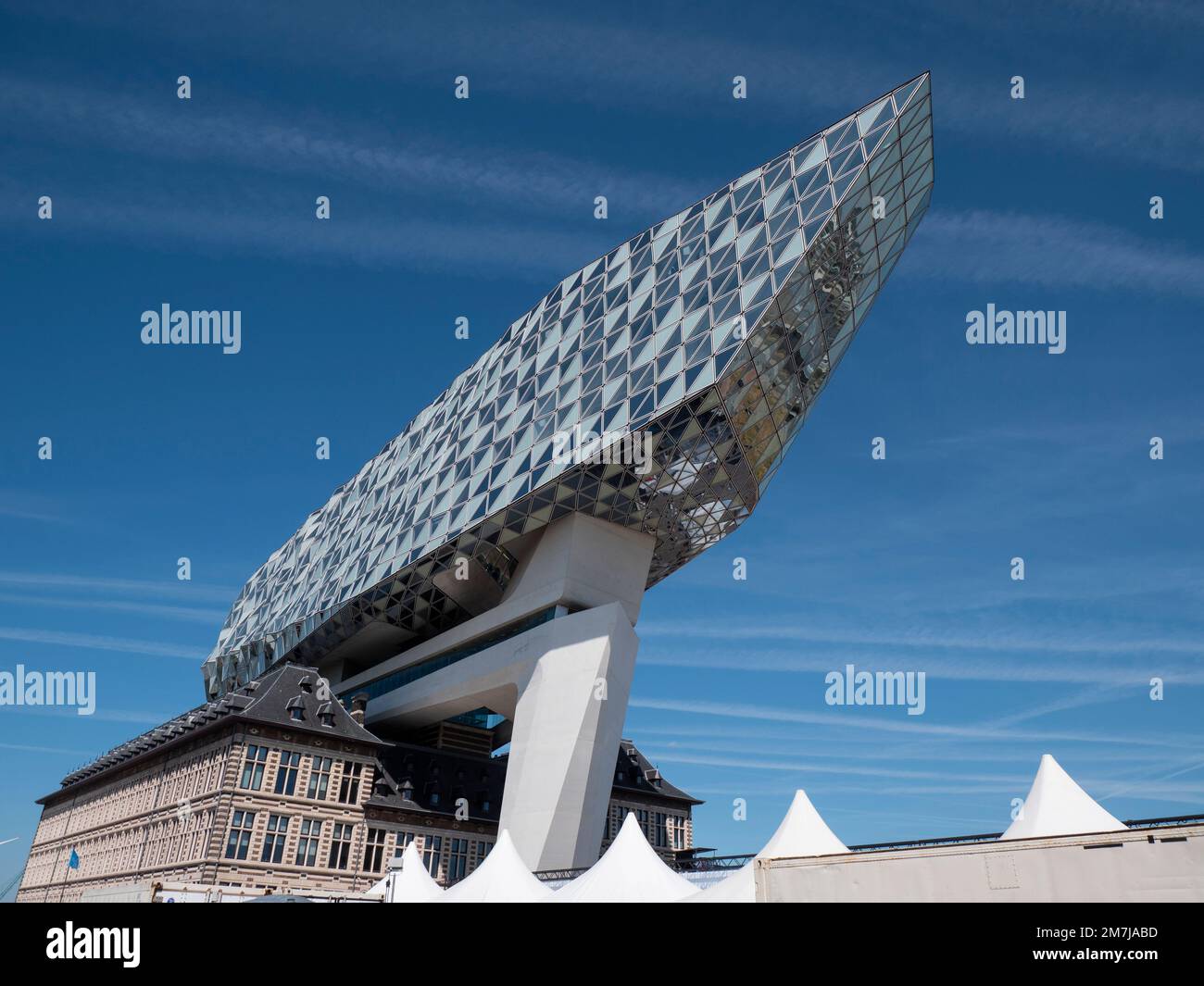 Anversa, Belgio, 24 luglio 2022, la struttura di Zaha Hadid Architects combina la storica stazione dei vigili del fuoco esistente con una moderna sovrastruttura Foto Stock