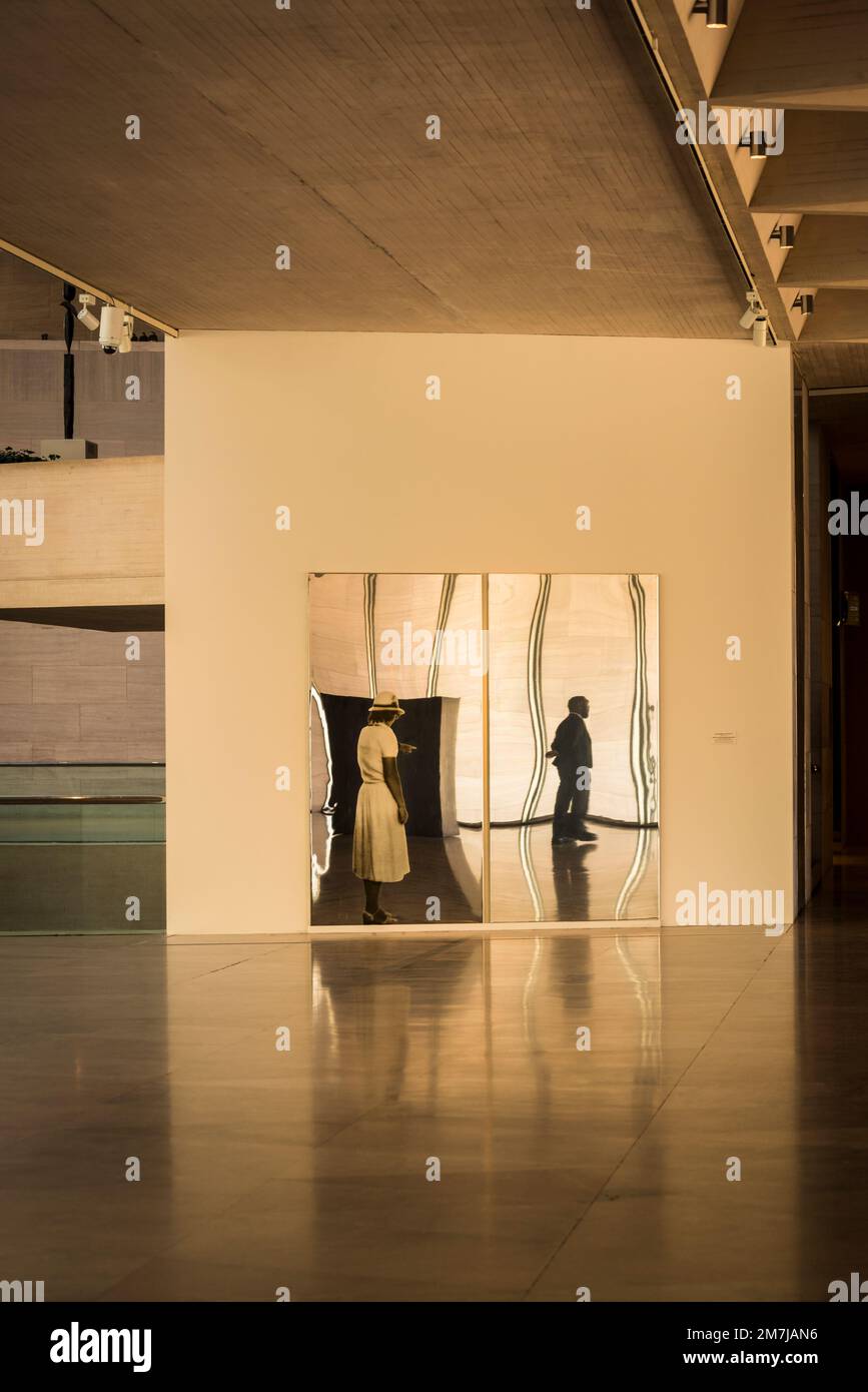 L'addetto alla Galleria si riflette nell'opera di Michelangelo Pistoletto: Donna che indica, concepita nel 1962, fabbricata nel 1982, Nazionale Foto Stock