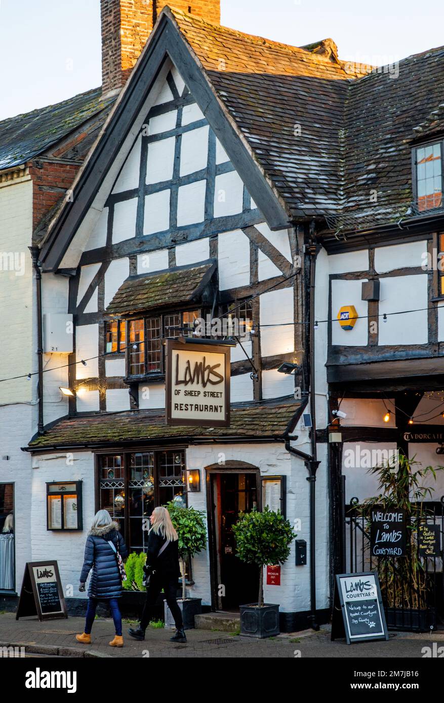 Il ristorante Lambs si trova in Sheep Street, Stratford on Avon, uno degli edifici piu' vecchi della citta'. Risale agli inizi del XVI secolo Foto Stock