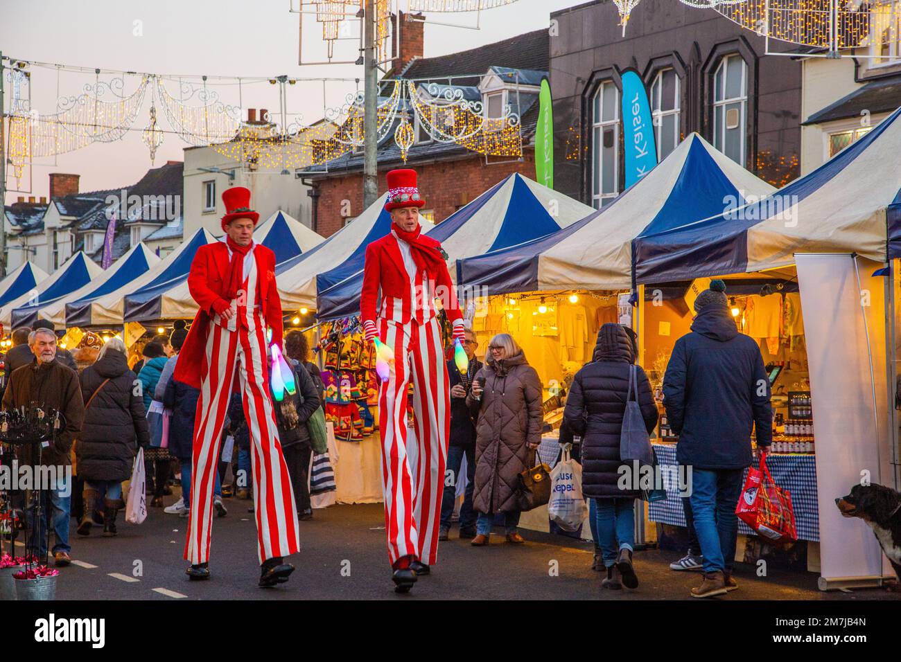 I giocolieri di Street performer's trampolano al Stratford on Avon Christmas Street Market Warwickshire Inghilterra Foto Stock