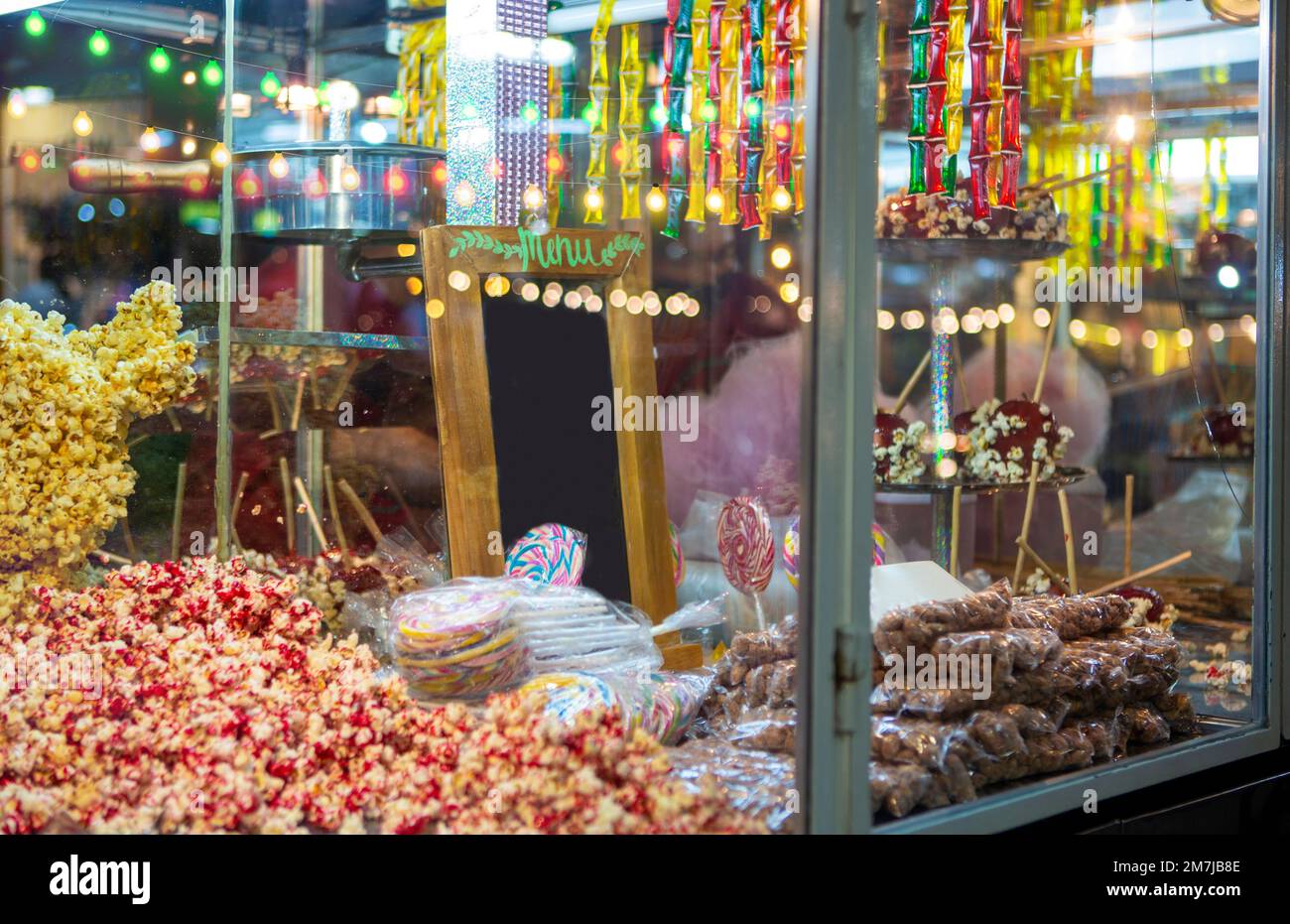 foto di popcorn, mele al caramello e caramelle stand fiera Foto Stock