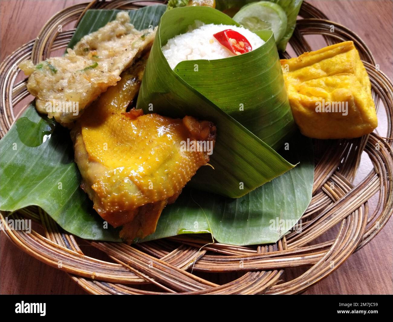 Set completo di nasi Liwet di Sundanese Giava Occidentale Indonesia con tofu fritto, tempea di mendo, pollo fritto e verdure fresche Foto Stock