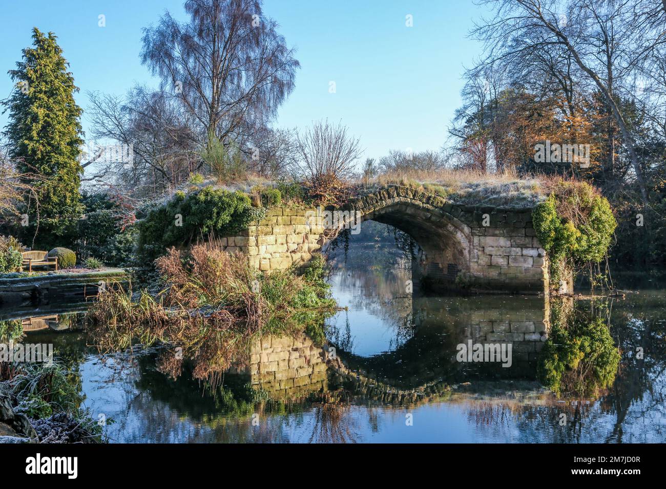 L'Old Castle Bridge nei giardini privati di Mill Street, adiacente ai giardini del castello di Warwick, Warwickshire Inghilterra Foto Stock