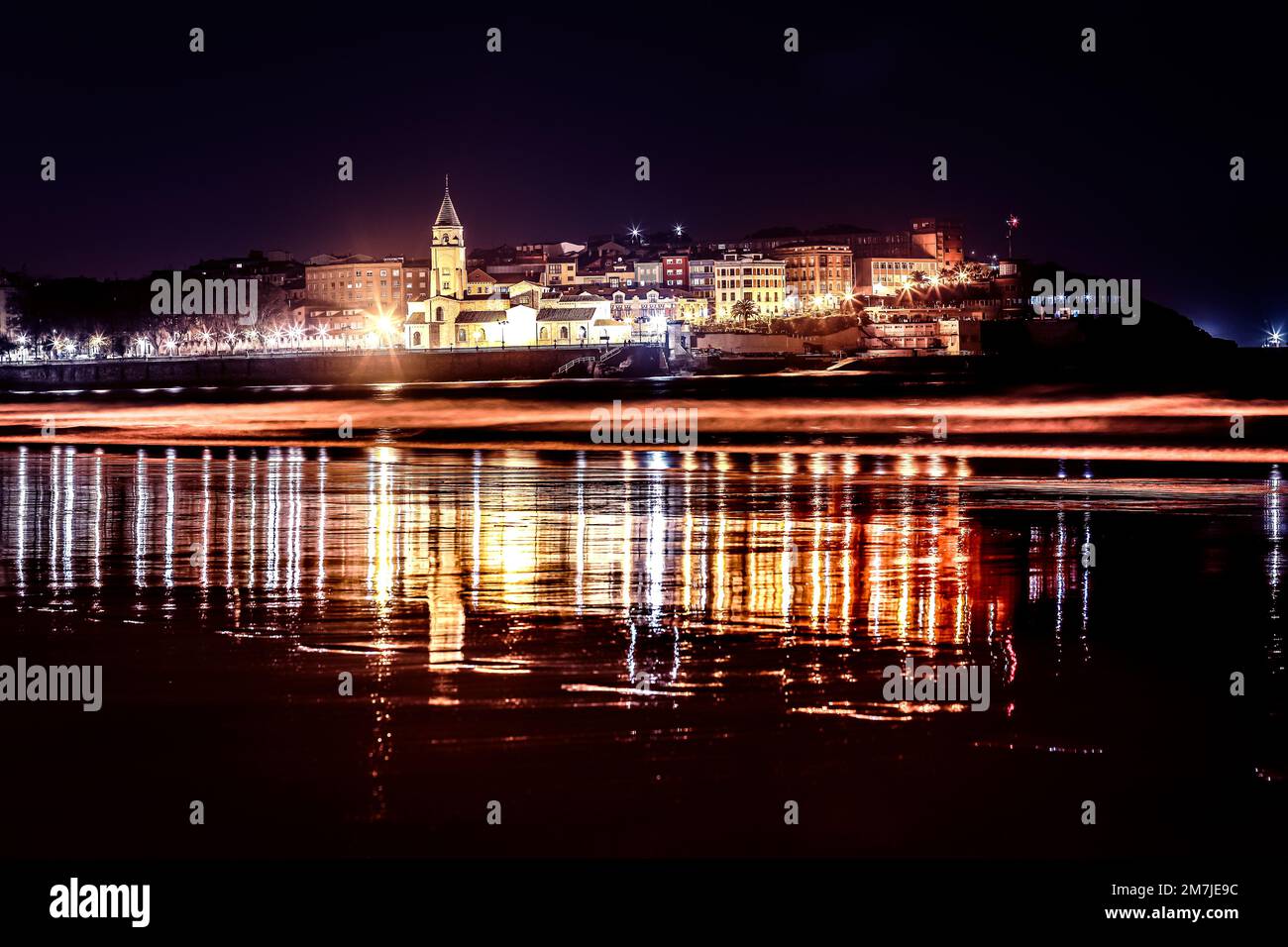 Spiaggia di San Lorenzo con Chiesa di San Pedro di notte, Gijón, Asturie, Spagna, España Foto Stock