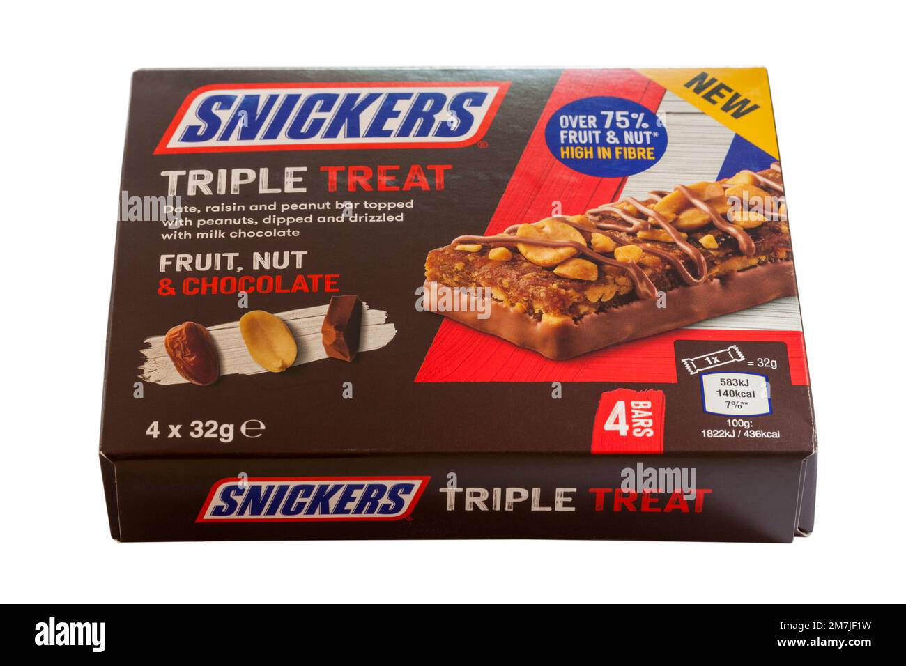 Snickers Triple Treat frutta, noci e cioccolato dattera uva passa e bar di arachidi sormontato con arachidi, immerso e sgocciolato con cioccolato al latte isolato su bianco Foto Stock Snickers Triple Treat frutta, noci e cioccolato dattera uva passa e bar di arachidi sormontato con arachidi, immerso e sgocciolato con cioccolato al latte isolato su bianco Foto Stock