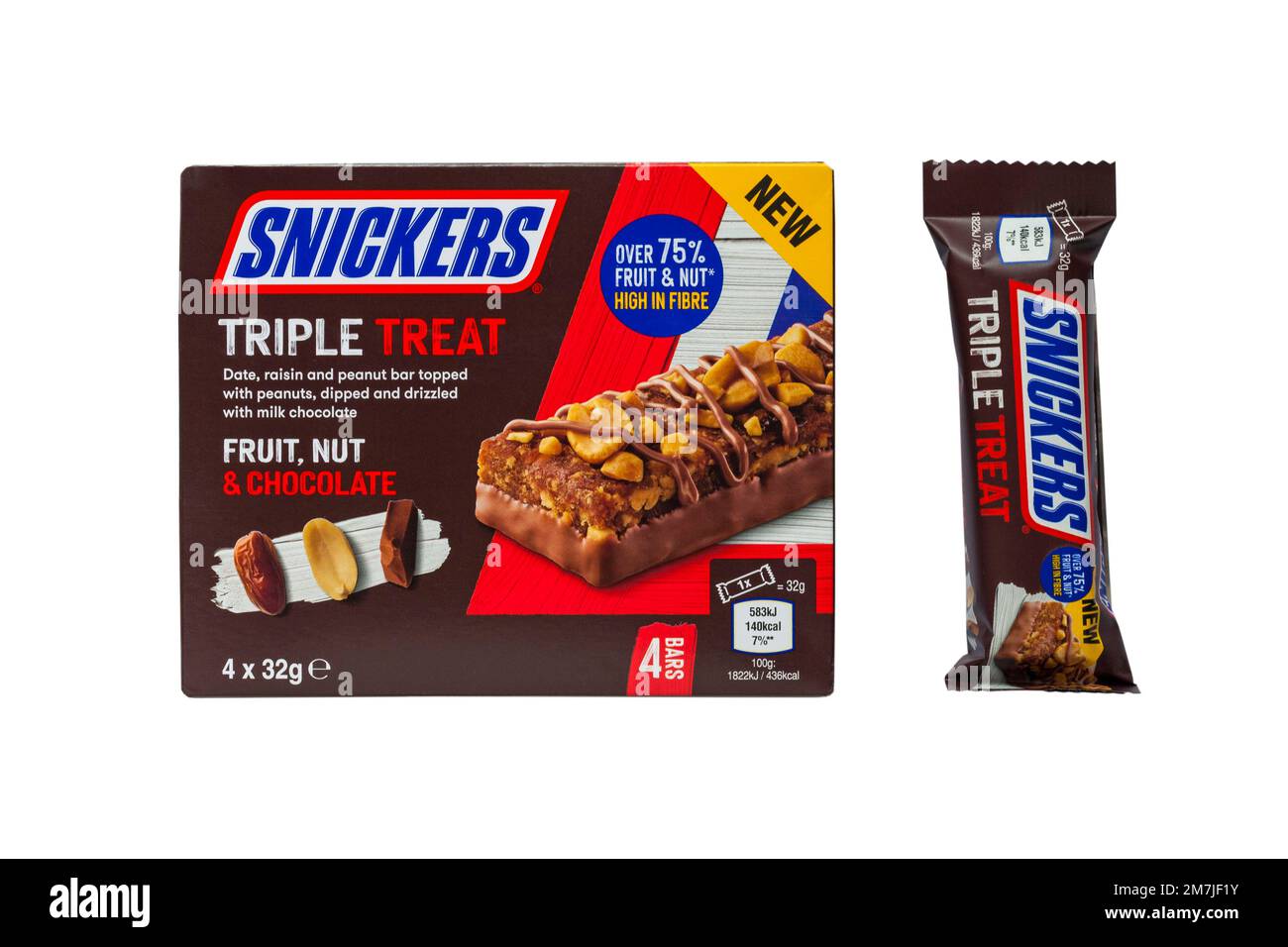Snickers Triple Treat frutta, noci e cioccolato dattera uva passa e bar di arachidi sormontato con arachidi, immerso e sgocciolato con cioccolato al latte isolato su bianco Foto Stock Snickers Triple Treat frutta, noci e cioccolato dattera uva passa e bar di arachidi sormontato con arachidi, immerso e sgocciolato con cioccolato al latte isolato su bianco Foto Stock