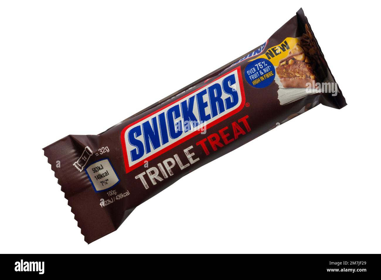 Snickers Triple Treat frutta, noci e cioccolato dattera uva passa e bar di arachidi sormontato con arachidi, immerso e sgocciolato con cioccolato al latte isolato su bianco Foto Stock Snickers Triple Treat frutta, noci e cioccolato dattera uva passa e bar di arachidi sormontato con arachidi, immerso e sgocciolato con cioccolato al latte isolato su bianco Foto Stock