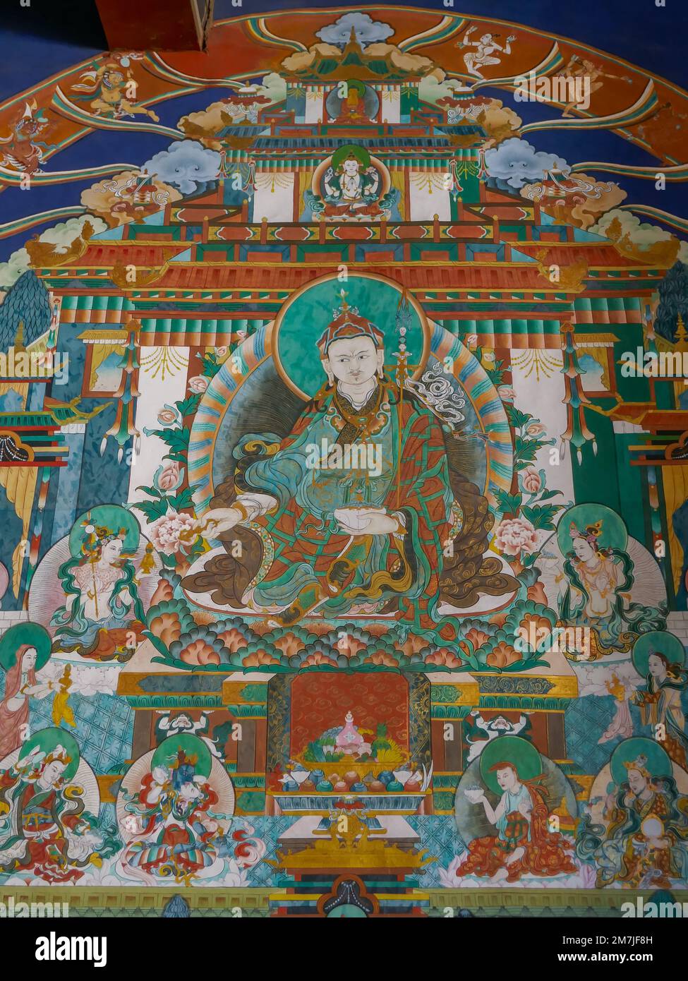 Trongsa, Bhutan - 11 08 2017 : dipinto murale colorato nel tempio dzong di Padmasambhava o Guru Rinpoche nel suo paradiso Zangdok Palri Foto Stock