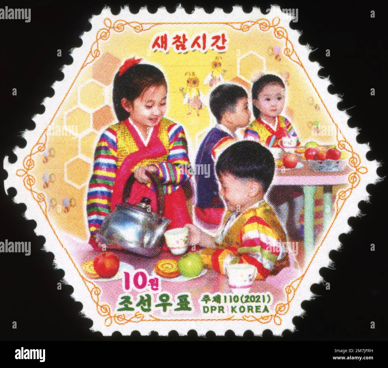 Francobollo della Corea del Nord del 2021 che raffigura i bambini in abito tradizionale durante l'ora dello spuntino, intitolato Saechamsigan. Foto Stock