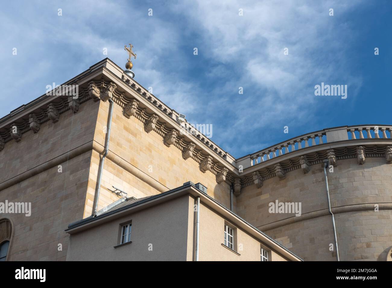 La facciata della Cattedrale di Cristo Re a Katowice, Slesia, Polonia. Modernismo classicista del XX secolo. Parete dolomitica di navata principale e frammento Foto Stock