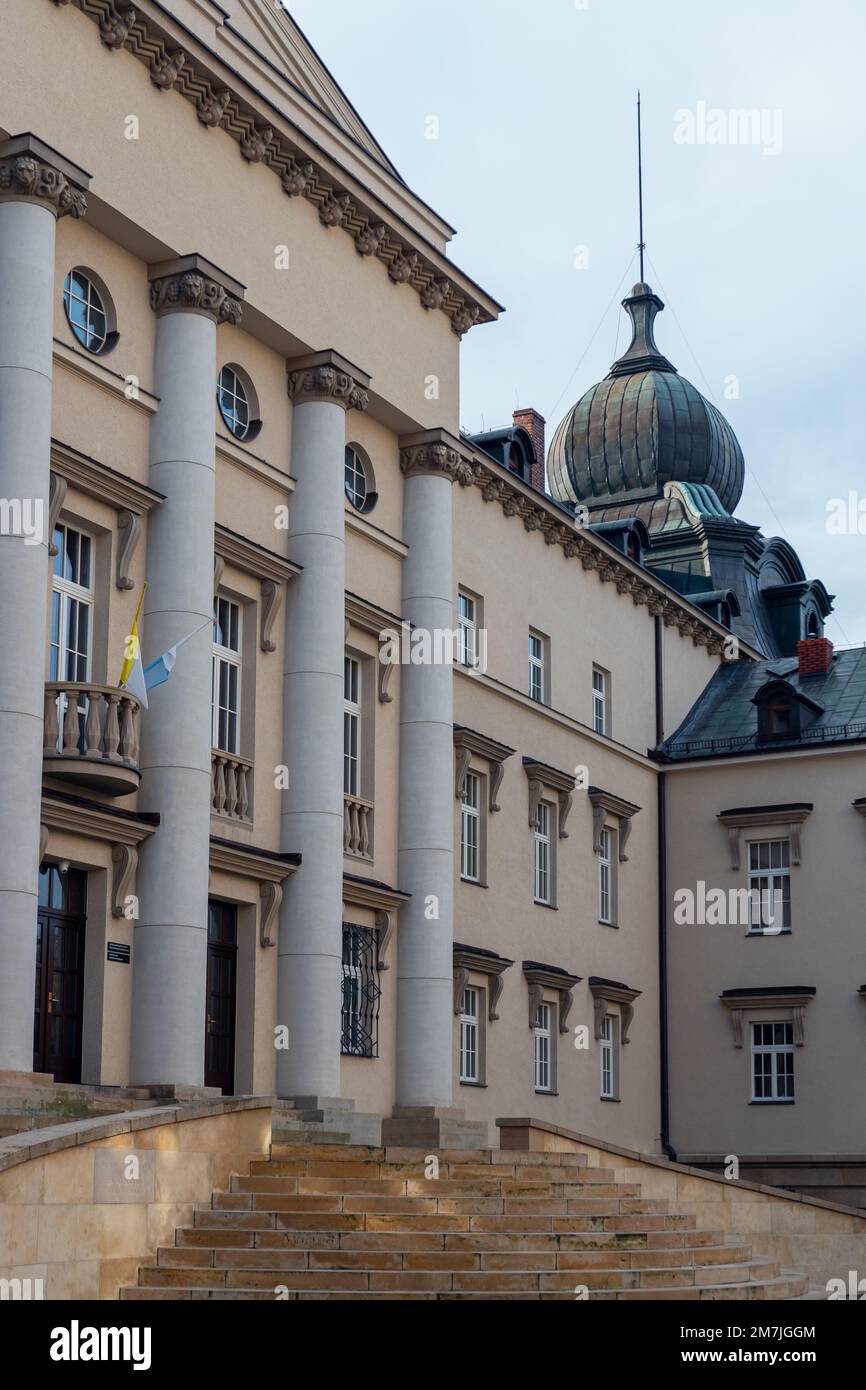 Palazzo vescovile a Katowice, Slesia, Polonia. Facciata anteriore di un edificio neoclassico costruito nel 1927-1933. Colonnato frontale, cornicione decorativo, metallo Foto Stock