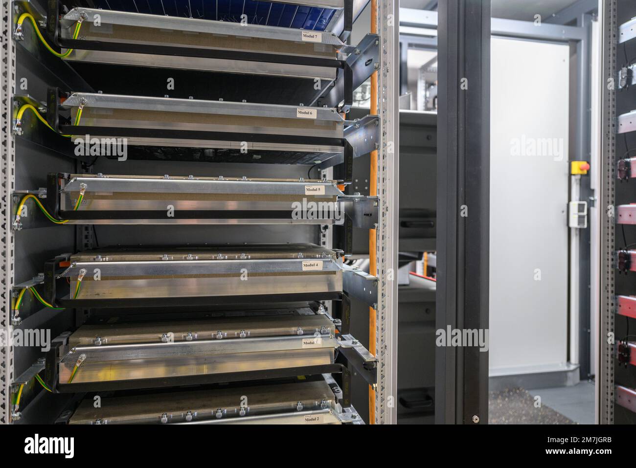 Zwickau, Germania. 10th Jan, 2023. Una grande unità mobile di stoccaggio basata su batterie agli ioni di litio usate si trova in una sala di Egon GmbH durante la presentazione per il completamento ufficiale. Tali unità di stoccaggio potrebbero contribuire a immagazzinare energia dalle celle solari o dalle turbine eoliche in futuro. Credit: Robert Michael/dpa/Alamy Live News Foto Stock