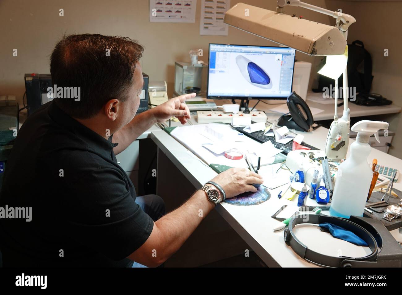 Kapstadt, Sudafrica. 26th Ott 2022. Yair Shimansky, fondatore dell'omonimo marchio sudafricano di gioielleria, utilizza un dispositivo laser e un software speciale per decidere quale taglio è migliore per un diamante grezzo. La guerra di aggressione russa contro l'Ucraina sta attualmente rafforzando la tendenza contro i diamanti da conflitto. Credit: Kristin Palitza/dpa/Alamy Live News Foto Stock