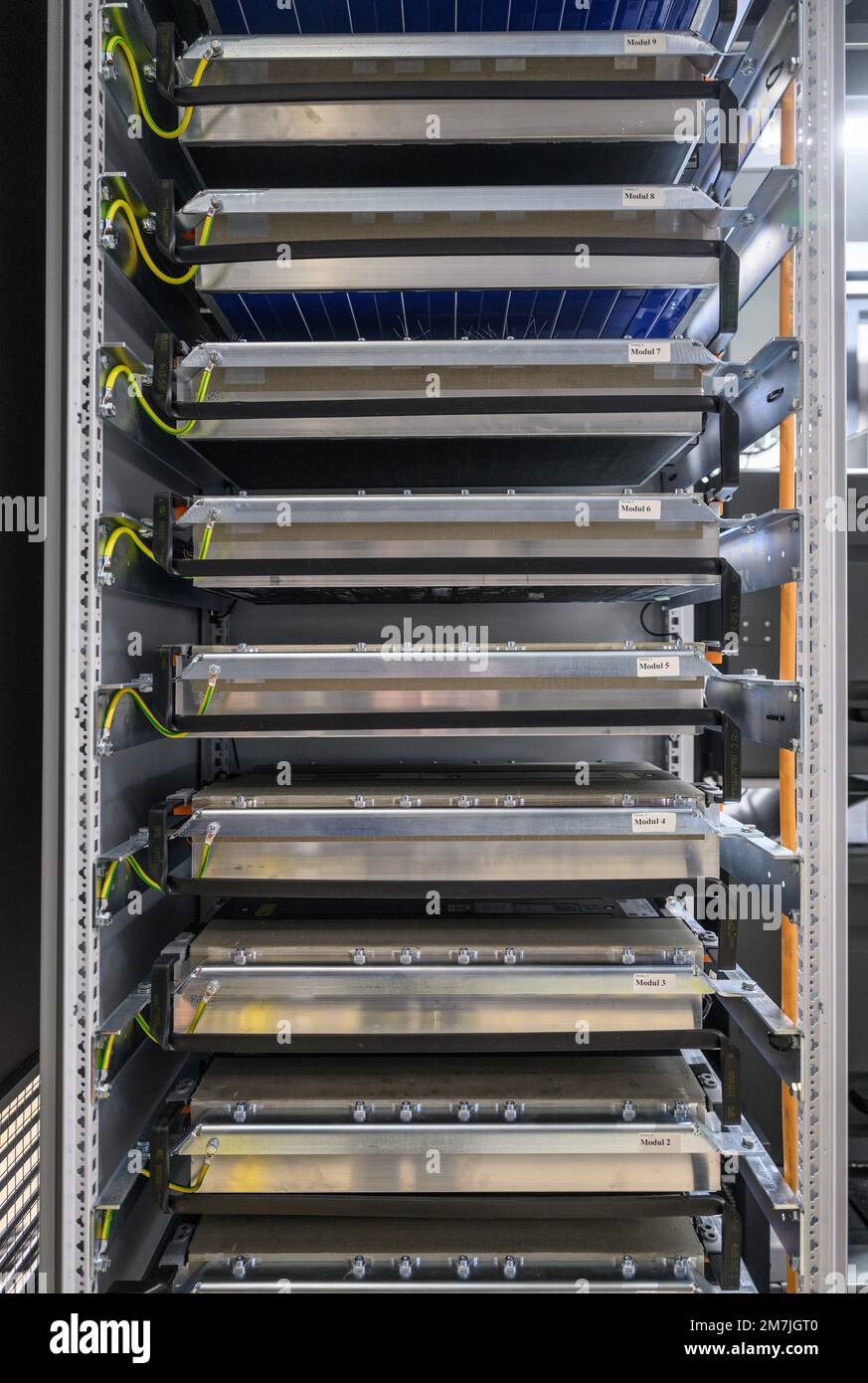 Zwickau, Germania. 10th Jan, 2023. Una grande unità mobile di stoccaggio basata su batterie agli ioni di litio usate si trova in una sala di Egon GmbH durante la presentazione per il completamento ufficiale. Tali unità di stoccaggio potrebbero contribuire a immagazzinare energia dalle celle solari o dalle turbine eoliche in futuro. Credit: Robert Michael/dpa/Alamy Live News Foto Stock