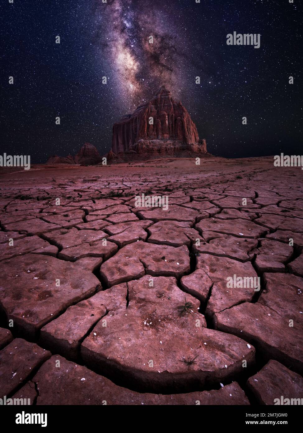 Lago Powell, Utah. USA: Una splendida immagine mostra il Monte Rainier con l'incredibile sfondo della Via Lattea che sembra eruttare come lava da un vol Foto Stock
