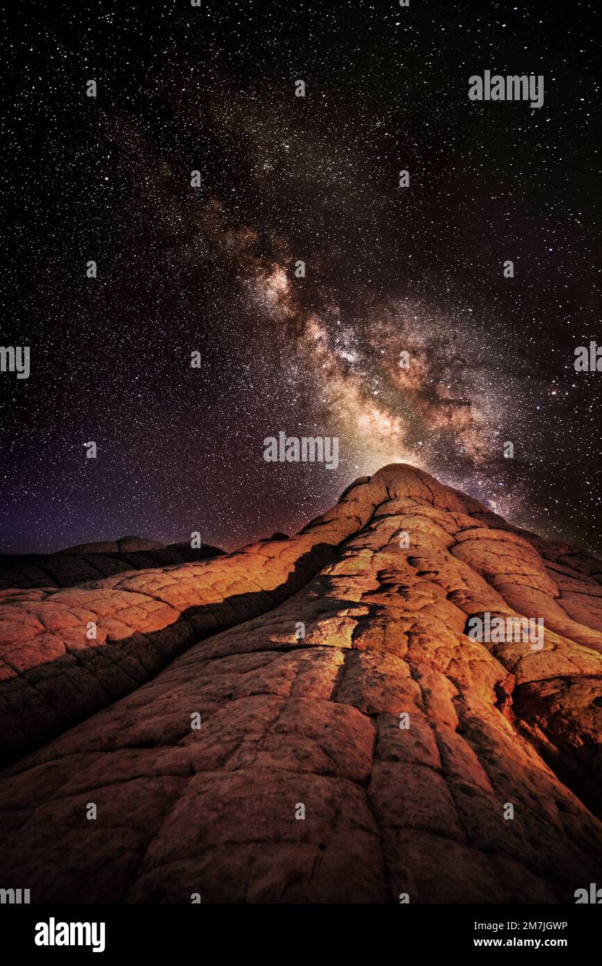 Una bella immagine della Via Lattea. USA: Una splendida immagine mostra il Monte Rainier con l'incredibile sfondo della Via Lattea che sembra eruttare come Foto Stock