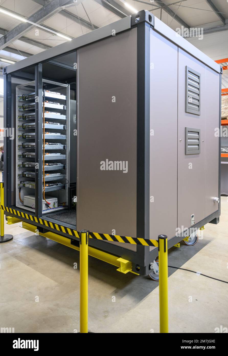 Zwickau, Germania. 10th Jan, 2023. Una grande unità mobile di stoccaggio basata su batterie agli ioni di litio usate si trova in una sala di Egon GmbH durante la presentazione per il completamento ufficiale. Tali unità di stoccaggio potrebbero contribuire a immagazzinare energia dalle celle solari o dalle turbine eoliche in futuro. Credit: Robert Michael/dpa/Alamy Live News Foto Stock