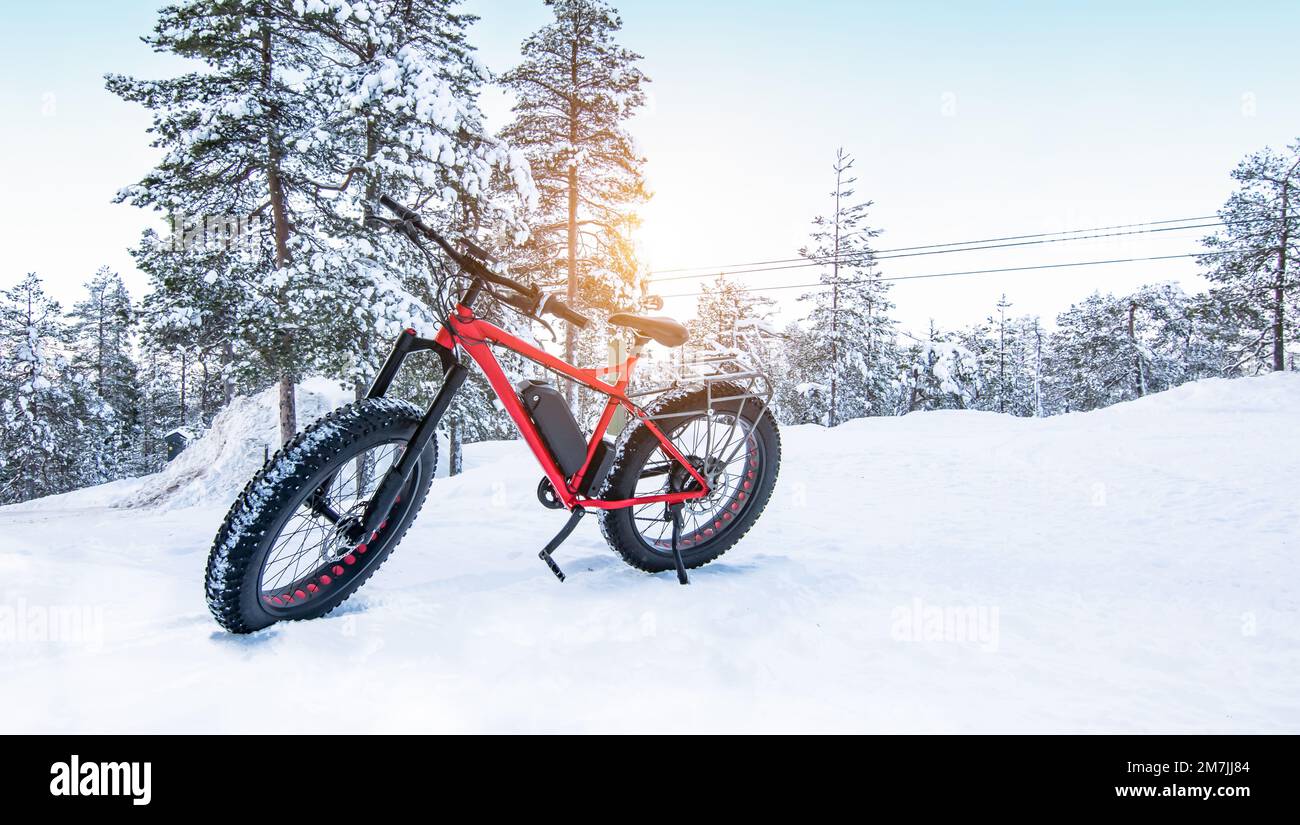 Bici grassa nella neve. Avventura sport invernali. Foto Stock