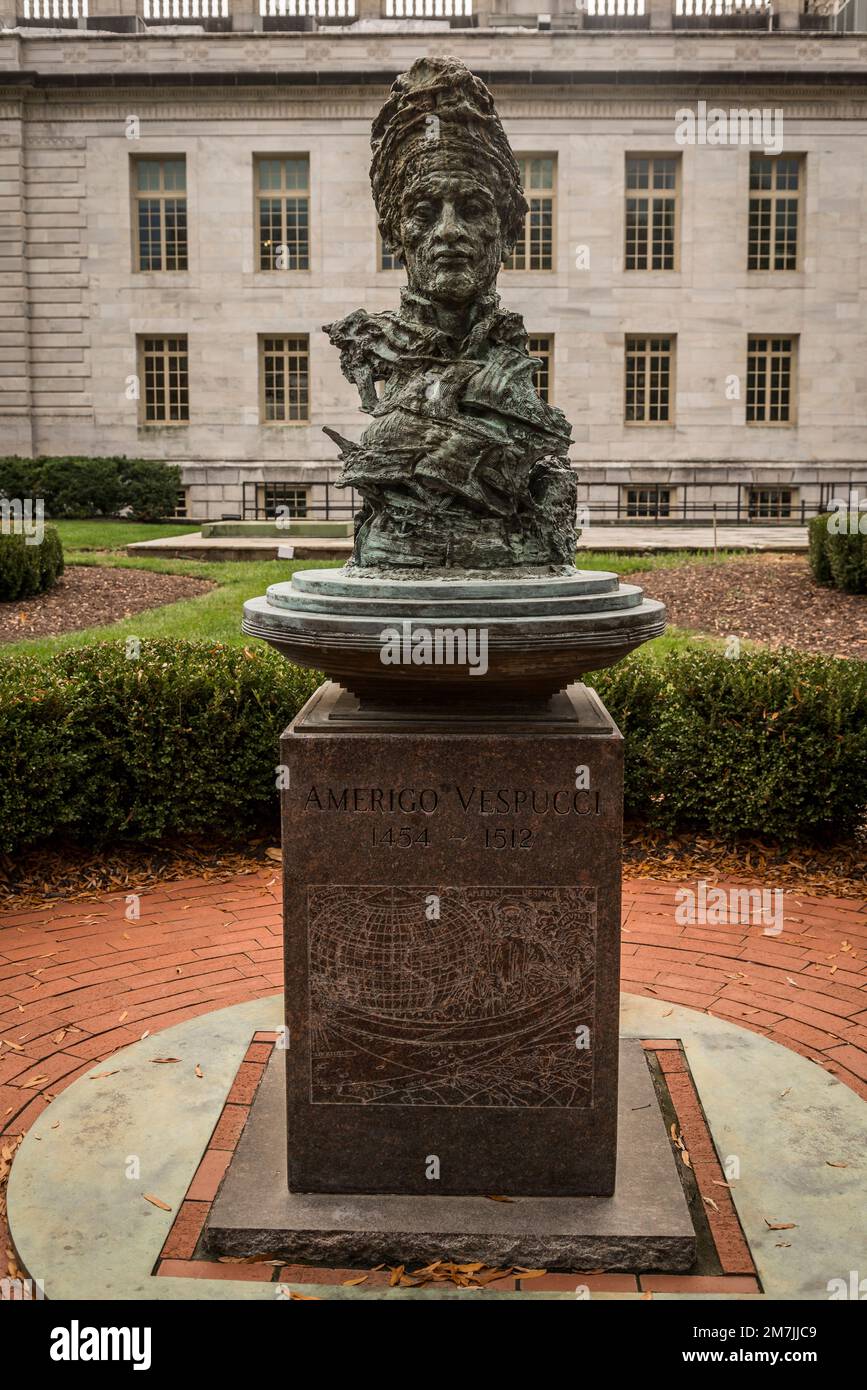 Statua Amerigo Vespucci, mercante italiano, esploratore e navigatore della Repubblica di Firenze, dal cui nome deriva il termine 'America', Wa Foto Stock