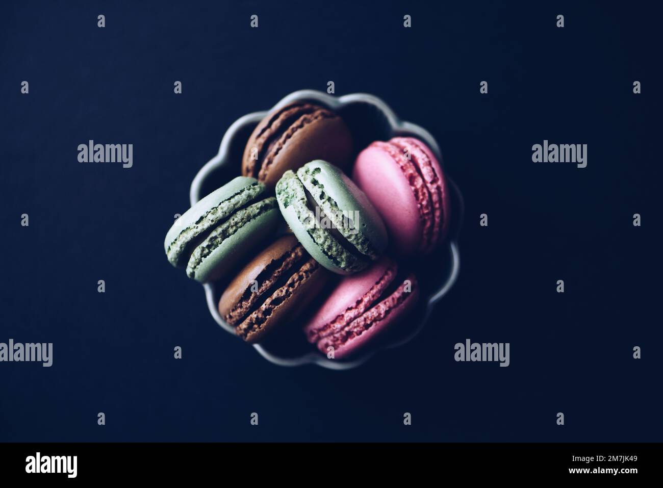 Macaroon su sfondo scuro, colorati macaroon biscotti francesi Foto Stock