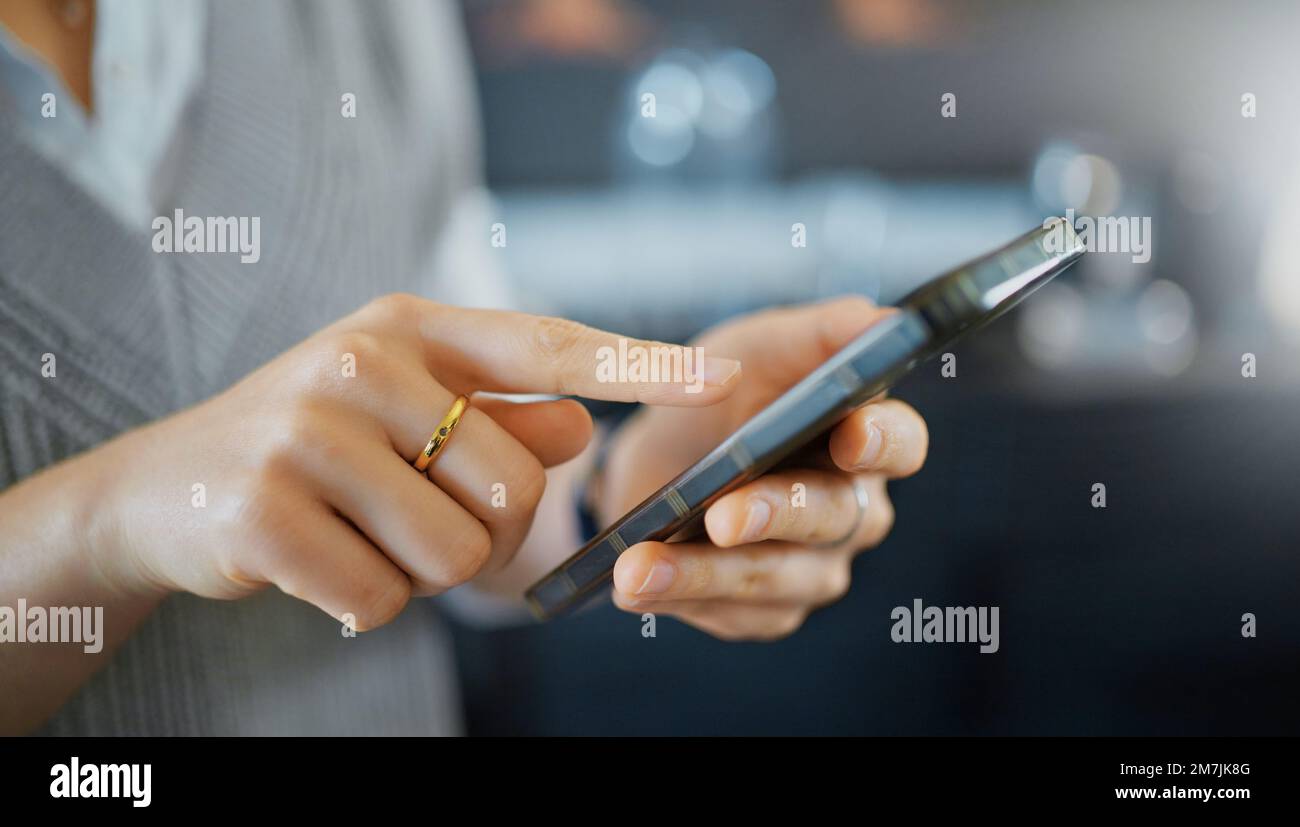 Smartphone, marketing e informazioni di contatto aziendali, applicazione di siti Web o pubblicità target di lettura. Digitazione, scorrimento e social media Foto Stock