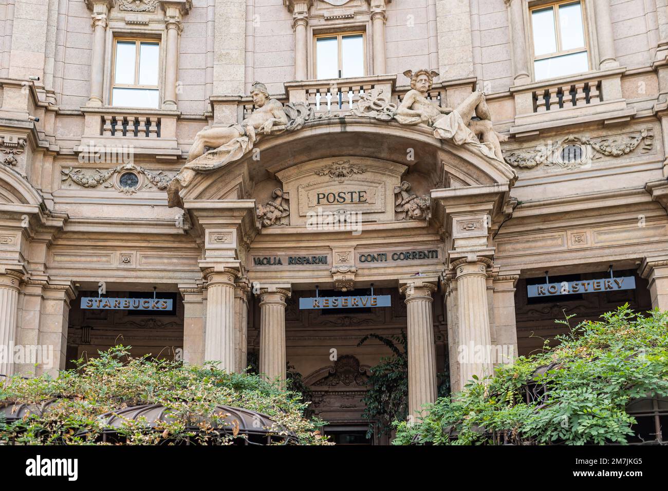 Esterno dello Starbucks Concept Store di Milano, Italia Foto Stock
