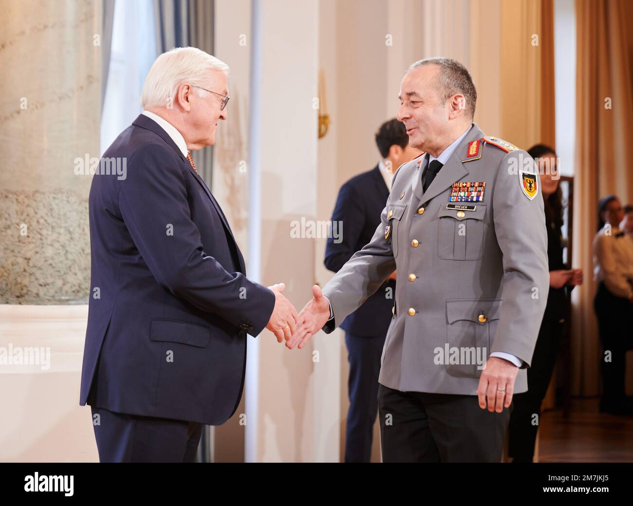 Berlino, Germania. 10th Jan, 2023. Il presidente federale Frank-Walter Steinmeier (l) accoglie Carsten Breuer, comandante del comando territoriale delle forze armate tedesche, a Palazzo Bellevue. Tra gli ospiti invitati alla reception del Presidente vi sono 70 cittadini onorari provenienti da tutti gli stati tedeschi. Vi parteciperanno inoltre numerosi rappresentanti della vita pubblica, ossia rappresentanti della politica, delle imprese, dei sindacati, della cultura e della società civile. Credit: Annette Riedl/dpa/Alamy Live News Foto Stock