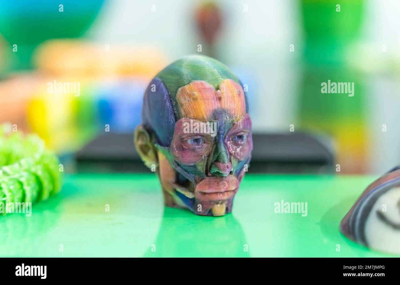 modello stampato su stampante 3d in forma di muscoli colorati del viso, tecnologie additive e concetto futuristico Foto Stock
