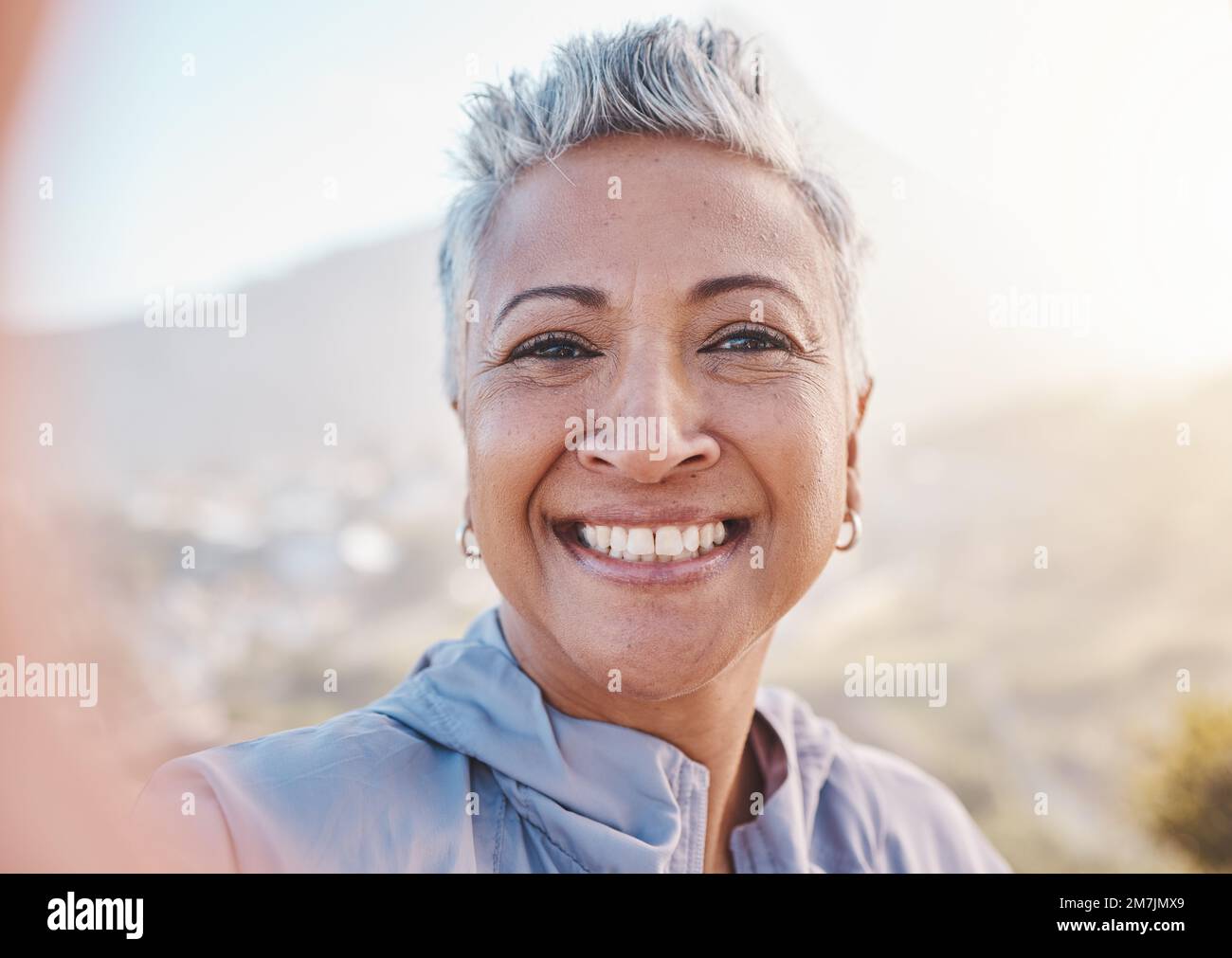 Donna anziana runner, selfie formazione e sorriso in natura per il fitness pensione, benessere o auto-cura. Donna nera anziana felice, ritratto del parco e. Foto Stock