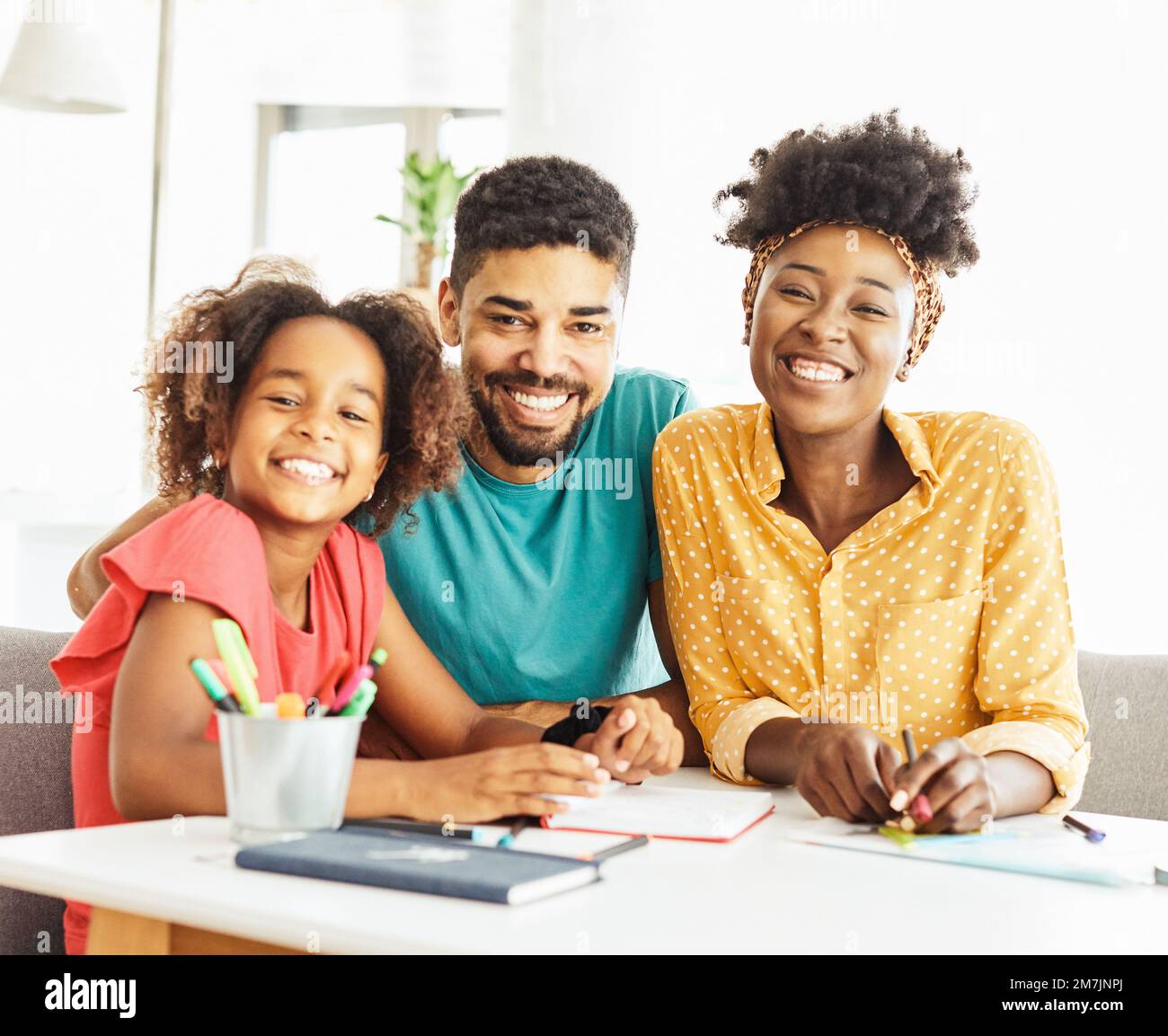 lavoro che insegna ragazza madre istruzione padre figli figlia familiarità infanzia successo bambino Foto Stock