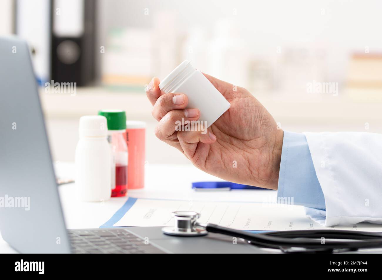 Foto di un giovane medico che compila un modulo per una prescrizione medica nella sua stanza di consulenza Foto Stock