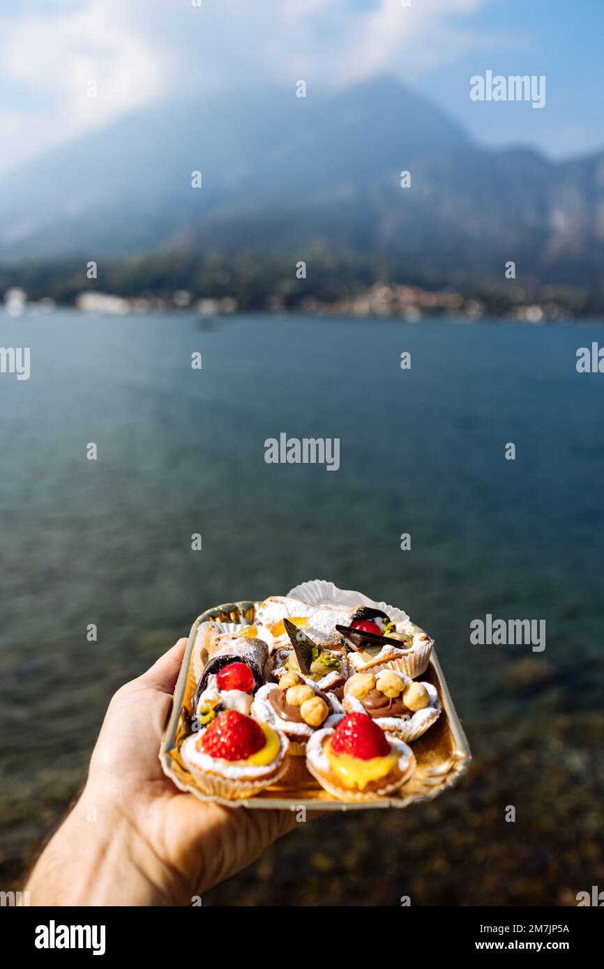 Assortimento di mini torta e crostate, dessert italiani di Bellagio, Italia Foto Stock