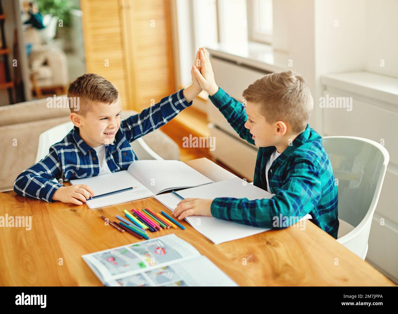 bambino ragazzo lavoro scuola istruzione scuola classe studiare infanzia casa bambino studente alto cinque Foto Stock