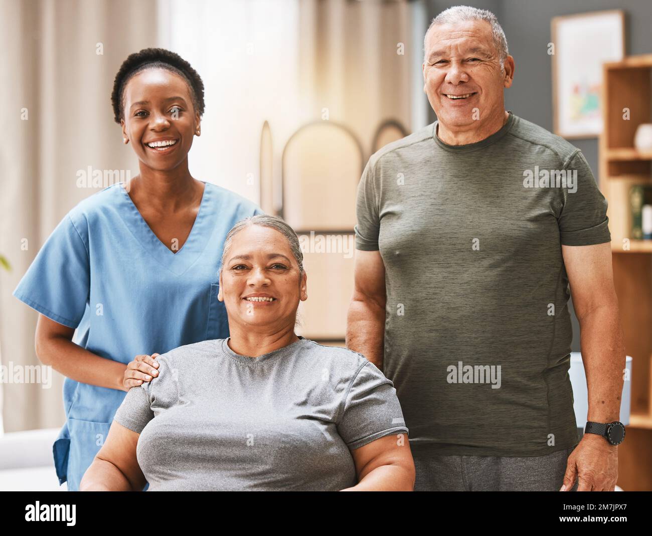 Assistenza sanitaria, ritratto e caregiver con coppia anziana per assistenza medica, assistenza agli anziani e riabilitazione del paziente. Disabilità, carità e africano Foto Stock