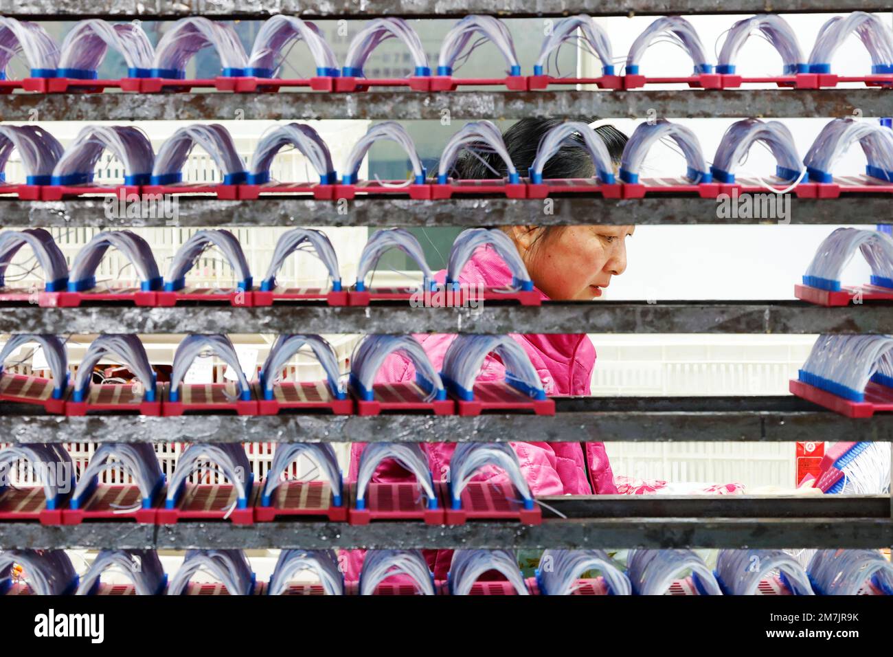 SUQIAN, CINA - 10 GENNAIO 2023 - i lavoratori di un workshop di Jiangsu Yuda Lighting Technology Co., Ltd. Si affrettano a fare ordini commerciali esteri a Suqian, Ji Foto Stock